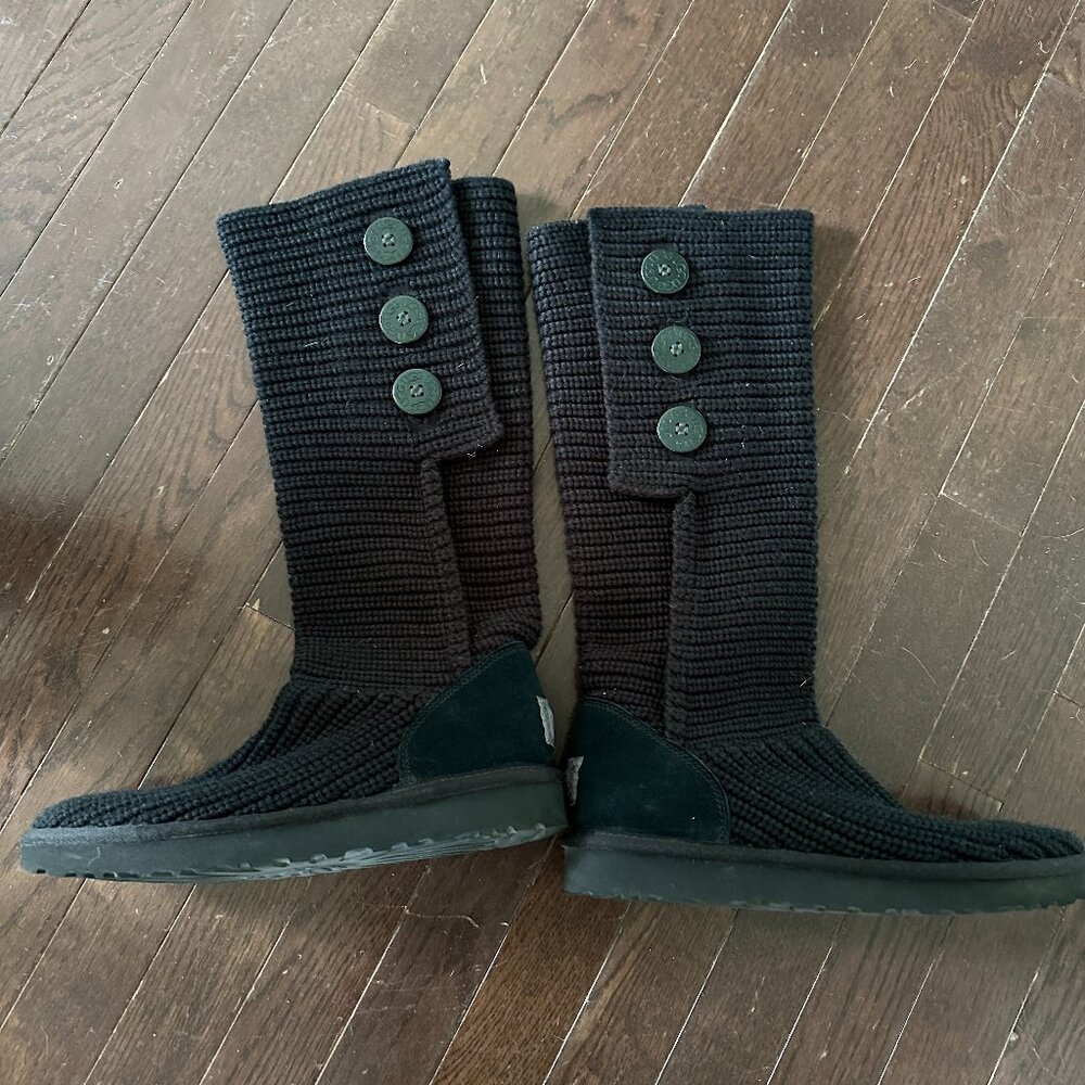 UGG BLACK Classic High Ankle Cardy Knit Button. Size 9